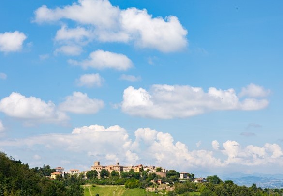 La villa gode di una vista mozzafiato sul mare e sulle dolci colline marchigiane al confine con la Romagna – Villa Mosca
