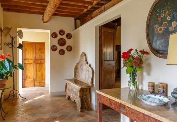 Gli ambienti, resi caldi ed ospitali da pregiate finiture dai tenui colori, sono arredati con una collezione di mobili antichi – Villa Mosca