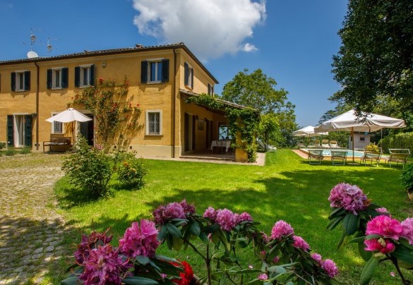 L’intera proprietà recintata si estende per circa 1.500 mq e si sviluppa su un terreno prevalentemente pianeggiante – Villa Mosca