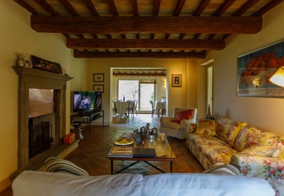 L’ampia zona giorno suddivisa in salotto TV e zona pranzo – Villa Mosca