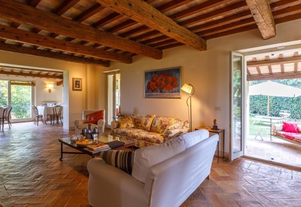 L’ampia zona giorno suddivisa in salotto TV e zona pranzo – Villa Mosca