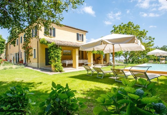 L’intera proprietà recintata si estende per circa 1.500 mq e si sviluppa su un terreno prevalentemente pianeggiante – Villa Mosca