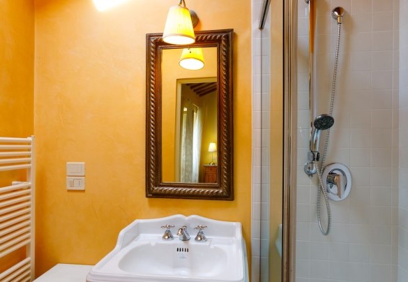 Bagno en-suite con doccia al primo piano – Villa Mosca