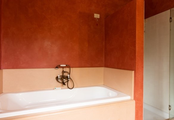 Bagno en-suite con vasca e doccia al primo piano – Villa Mosca