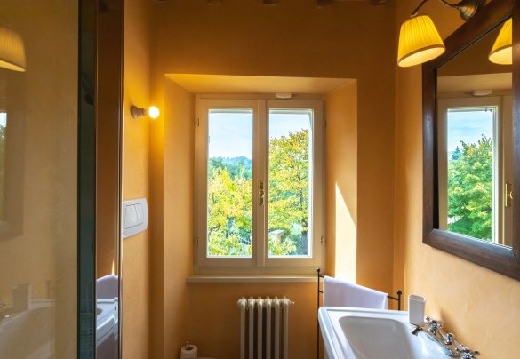 Bagno en-suite con doccia al primo piano – Villa Mosca
