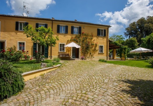 La villa è un elegante dimora di campagna, ristrutturata con sapiente maestria secondo lo stile tipico italiano – Villa Mosca