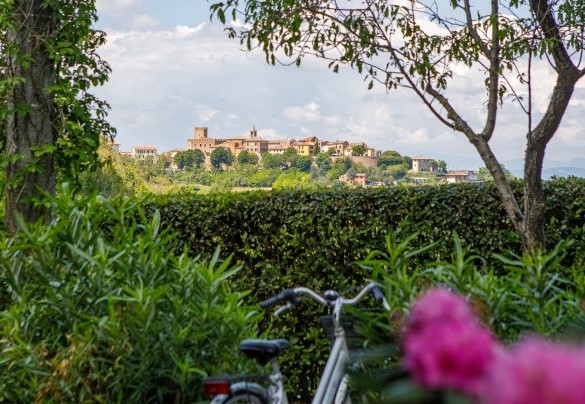 La villa si trova nelle prime colline di Pesaro, vicinissima al parco naturale del Monte San Bartolo – Villa Mosca