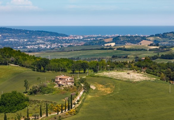 La villa gode di una vista mozzafiato sul mare e sulle dolci colline marchigiane al confine con la Romagna – Villa Mosca