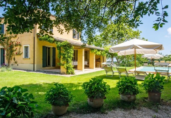 The strong point of the property is the large portico overlooking the garden and pool, furnished with table and chairs for convivial meals – Villa Mosca