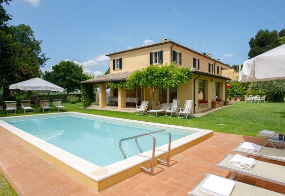 La villa è un elegante dimora di campagna, ristrutturata con sapiente maestria secondo lo stile tipico italiano – Villa Mosca