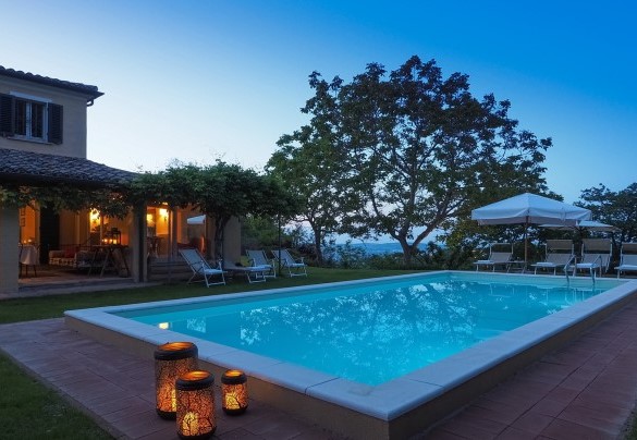 La piscina è di forma regolare con una profondità costante di 1,30 metri e misura 9 x 4 m – Villa Mosca