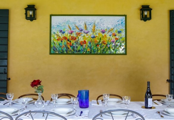 Il punto di forza è costituito dal grande portico con vista sul giardino e sulla piscina, arredato con tavolo e sedie per cene conviviali – Villa Mosca