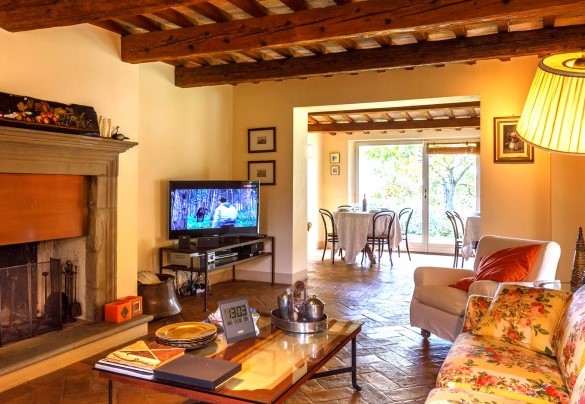 L’ampia zona giorno suddivisa in salotto TV e zona pranzo – Villa Mosca