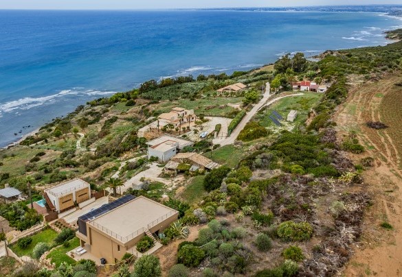La villa si trova in una zona residenziale da cui si può raggiungere il mare  - Villa Mulberry 