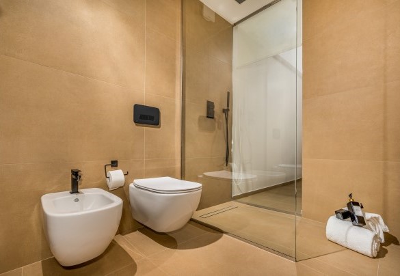 Il bagno ensuite con doccia n. 1 al piano terra - Villa Mulberry 