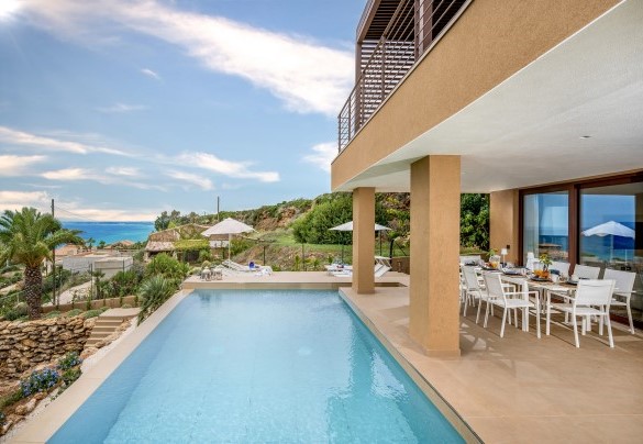 La piscina misura 9 x 4 m - Villa Mulberry