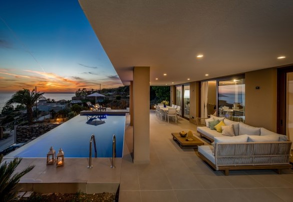 La veranda con zona pranzo e living affaccia sulla piscina - Villa Mulberry 