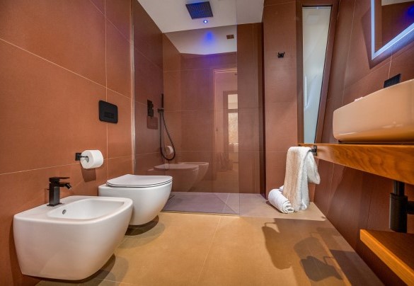 Il bagno ensuite con doccia n. 2 al piano terra - Villa Mulberry 