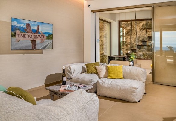 La zona living e l’entrata possono essere separate da una porta di vetro - Villa Mulberry 