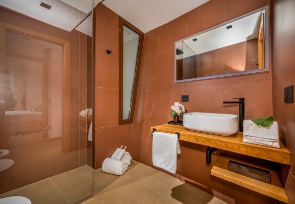 Il bagno ensuite con doccia n. 2 al piano terra - Villa Mulberry 
