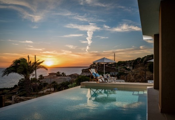 La piscina a sfioro al tramonto - Villa Mulberry 