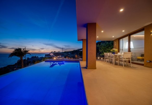 La zona piscina di sera - Villa Mulberry 