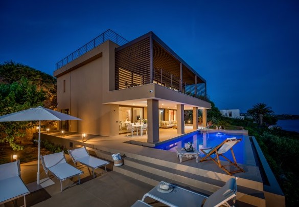 La zona piscina di sera - Villa Mulberry 