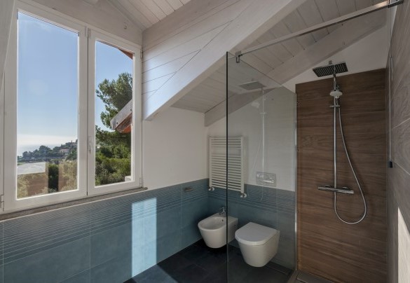 Il bagno con doccia al piano superiore - Villa Nel Blu