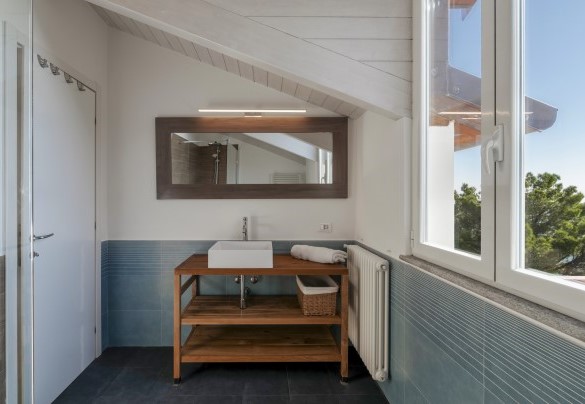 Il bagno con doccia al piano superiore - Villa Nel Blu