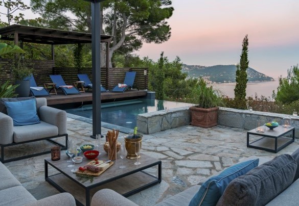 ………. punto ideale per l’aperitivo di fine giornata – Villa nel Blu
