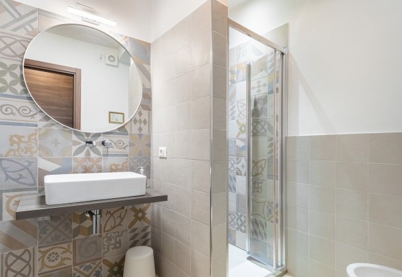 Il moderno bagno con doccia al piano terra - Villa Nel Blu