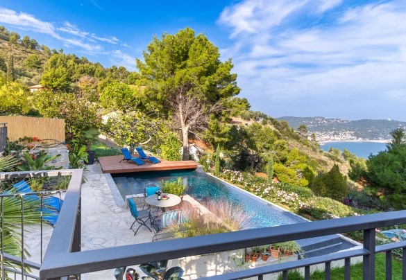 La piscina a sfioro nel giardino è rivolta a levante ed offre un bel panorama sul mare, su Capo Mele ed Andora - Villa Nel Blu