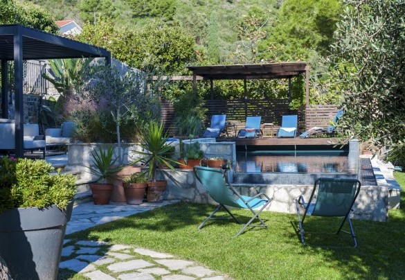 L’area intorno alla piscina dispone di verande per ripararsi dal sole ed è arredata con lettini prendisole e sedie a sdraio – Villa nel Blu