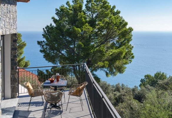 Il terrazzino della cucina al primo piano rivolto a meridione – Villa nel Blu