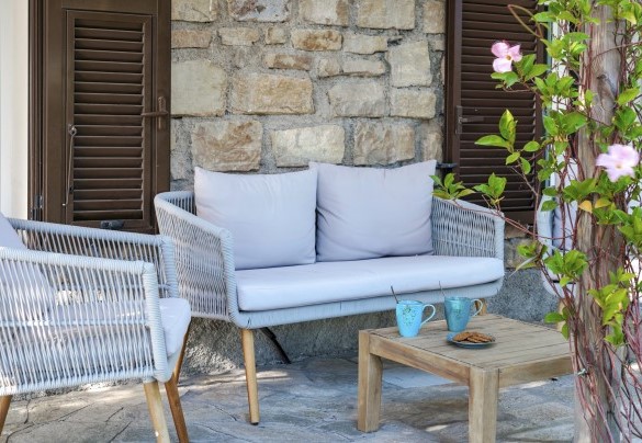 Un angolo nel giardino per il relax – Villa nel Blu