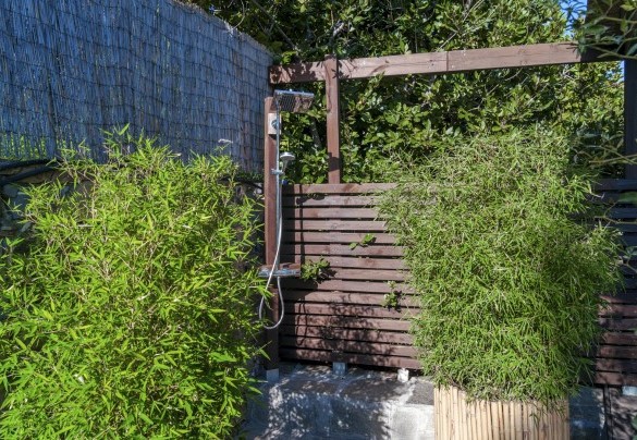 Accanto al solarium della piscina una doccia esterna con acqua calda e fredda – Villa nel Blu