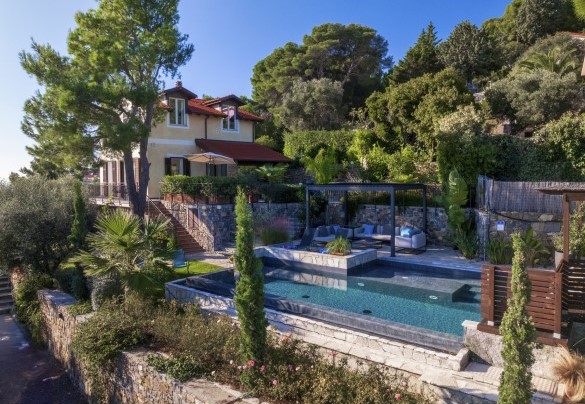 Il giardino si presenta rigoglioso di piante, fiori ed alberi caratteristici del territorio – Villa nel Blu