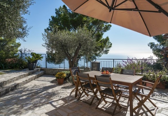 Un'ampia zona attrezzata con tavolo e sedie per i pranzi all'aperto – Villa nel Blu