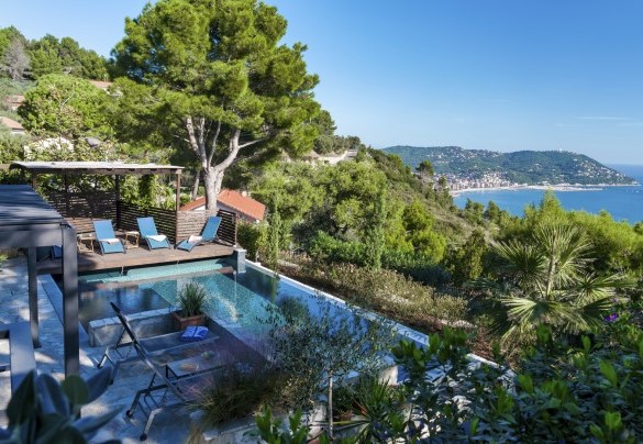 La piscina a sfioro nel giardino è rivolta a levante ed offre un bel panorama sul mare, su Capo Mele ed Andora – Villa nel Blu