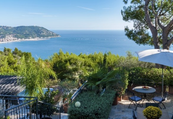 La piscina a sfioro nel giardino è rivolta a levante ed offre un bel panorama sul mare, su Capo Mele ed Andora – Villa nel Blu