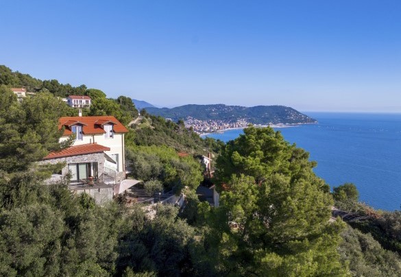 Sulla prima collina a ridosso di Capo Mimosa, a 3 km da Cervo, uno dei borghi più belli d’Italia - Villa nel Blu