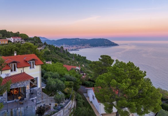 La villa domina il tratto di mare da dove inizia la rinomata “Riviera dei Fiori” – Villa nel Blu