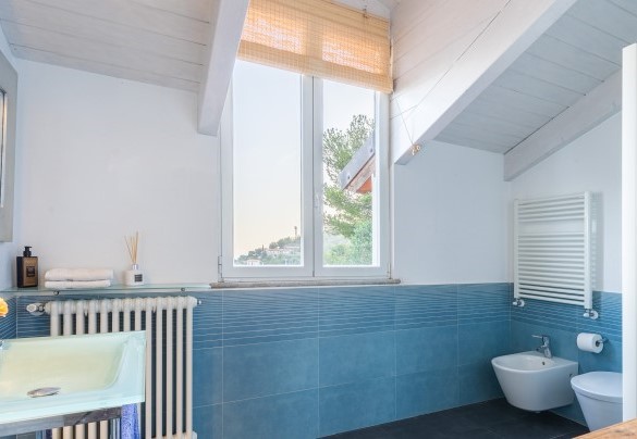 Il bagno con doccia al piano superiore - Villa Nel Blu
