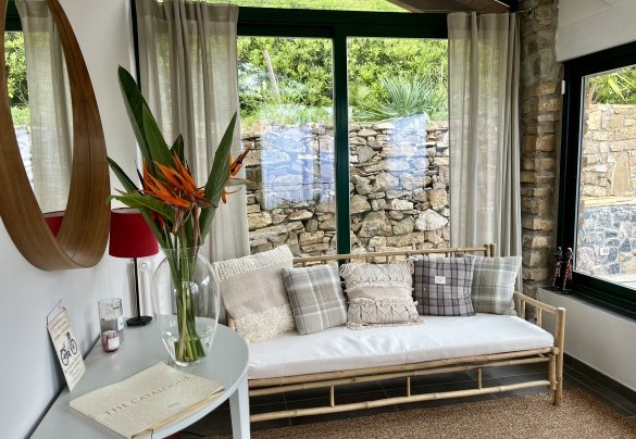 La veranda in muratura posta al primo piano è il vano di ingresso della villa - Villa nel Blu