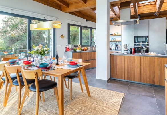 La vasta cucina completamente attrezzata - Villa Nel Blu