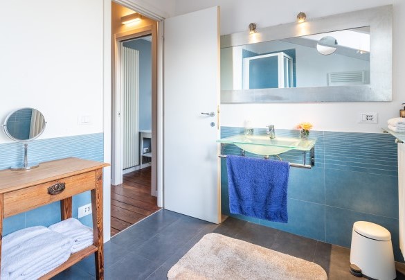 Il bagno con doccia al piano superiore - Villa Nel Blu