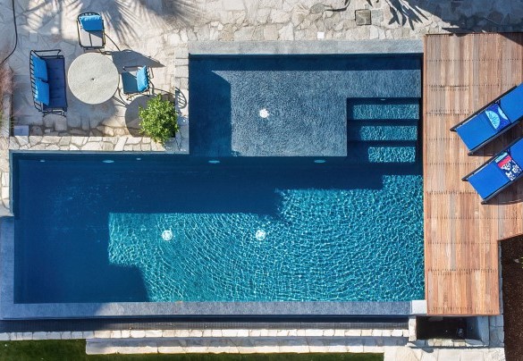 La particolare forma della piscina dal design geometrico ed originale della piscina che si estende per circa 30 mq - Villa Nel Blu