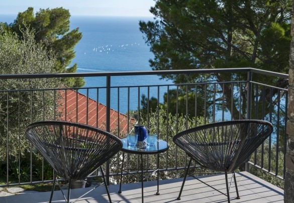 Il terrazzino della cucina al primo piano rivolto ad oriente – Villa nel Blu
