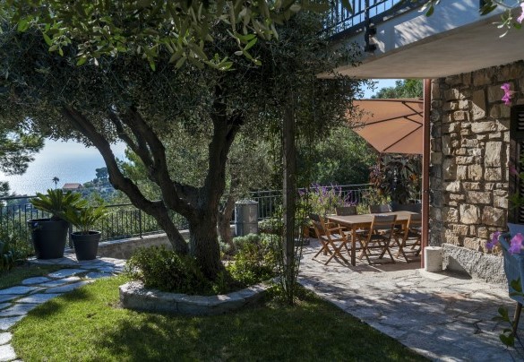 Un'ampia zona attrezzata con tavolo e sedie per i pranzi all'aperto – Villa nel Blu