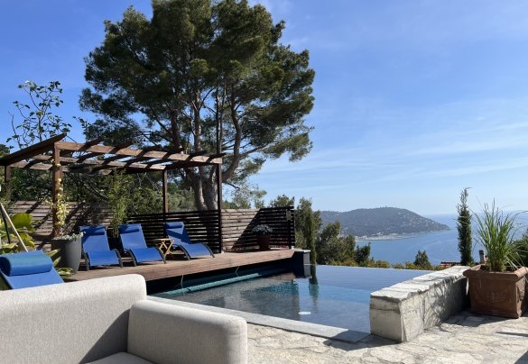 La piattaforma solarium in legno tek, è accessoriata con lettini e tavolini - Villa nel Blu